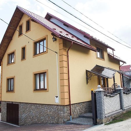 Happy Hotel Yaremche Exterior photo
